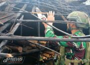 Satgas Pamtas Kostrad Gotong Royong Perbaiki Honai Masyarakat