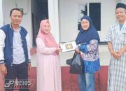 Keluarga Besar Tokoh Muda Mande, Delly Setia Permana Hibahkan Al – Quran Pada Masyarakat Dan Pengurus Mesjid