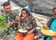 Senyum Mama Kago Makan Siang Bersama Prajurit Buaya Putih Kostrad