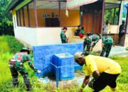 Kampung Bersih, Satgas Yonif 131/BRS Bersama Masyarakat Gotong Royong Membersihkan Lingkungan Kampung Ampas