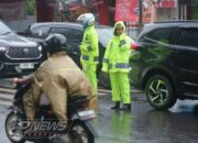 Meski Hujan, Kasat Lantas Polres Purwakarta Terjun Langsung Atur Lalulintas