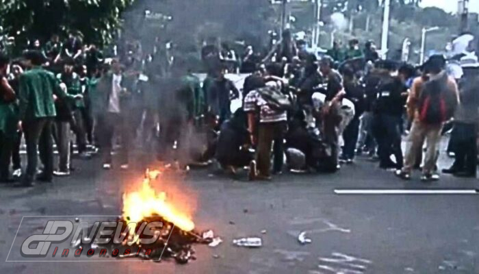 Ribuan Mahasiswa Gelar Aksi Indonesia Gelap di Patung Kuda