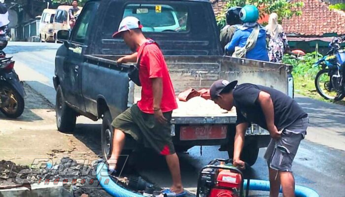 Pemdes dan Warga Sukagalih Gotong Royong Bersihkan Sampah