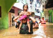 Aksi Tanggap Prajurit Pasmar 1 Korps Marinir Evakuasi Korban Banjir Jakarta