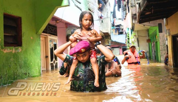 Aksi Tanggap Prajurit Pasmar 1 Korps Marinir Evakuasi Korban Banjir Jakarta