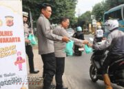 Kapolres Purwakarta Bagikan Takjil Ke Masyarakat Dalam Tema Indahnya Berbagi