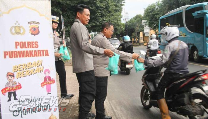 Kapolres Purwakarta Bagikan Takjil Ke Masyarakat Dalam Tema Indahnya Berbagi