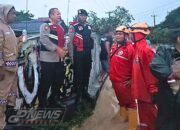 Polres Purwakarta Terjunkan Personel Ke Lokasi Banjir Di Desa Cikaobandung