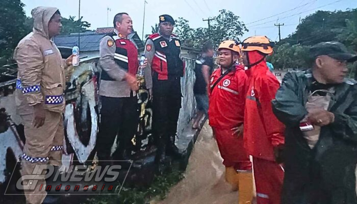 Polres Purwakarta Terjunkan Personel Ke Lokasi Banjir Di Desa Cikaobandung