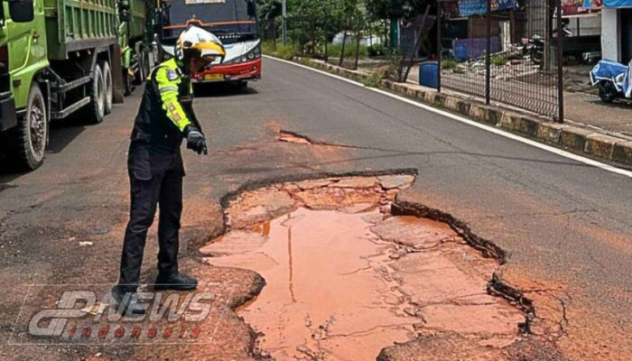 Sat Lantas Polres Purwakarta Temukan Jalan Berlubang Dan Bergelombang Saat Lakukan Survei Jalur