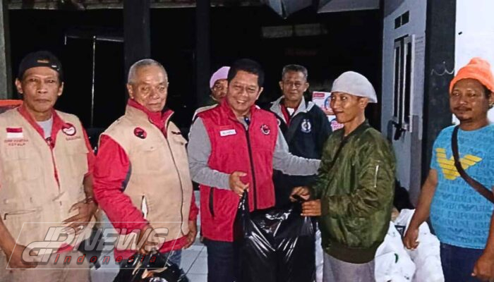 DPC PDI-P Berbagi Makan Sahur dan Buka Puasa Ke Warga Terdampak Banjir Cikaobandung