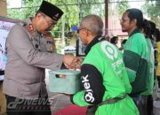 Bagikan Ratusan Paket Sembako Ke Ojol Dalam Bakti Sosial Polri