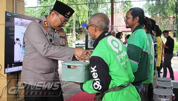 Bagikan Ratusan Paket Sembako Ke Ojol Dalam Bakti Sosial Polri