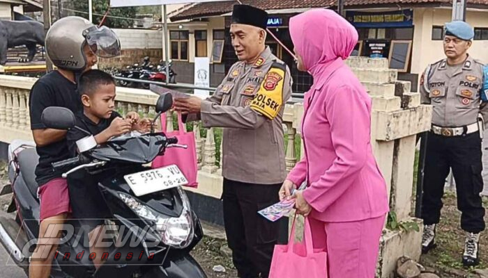 Berbagi Takjil Pada Pengguna Jalan Oleh Polsek dan Bhayangkari Maja