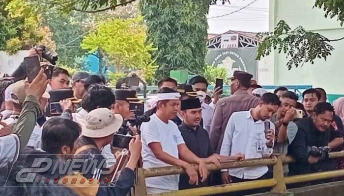 Bupati Bekasi Bersama Gubernur Jawa Barat Tertibkan Bangunan Liar di Bantaran Sungai Sepak Gabus
