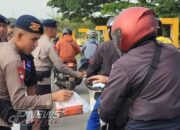 Bagikan Takjil ke Pengguna Jalan di Jembatan Tegal Danas Oleh Aliansi Ormas bersama Satbrimob Polda Metro Bekasi