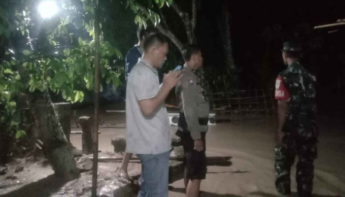 Sinergitas TNI-Polri, Bhabinkamtibmas dan Babinsa Di Purwakarta Lakukan Pengecekan ke Lokasi Banjir