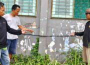 Kabel Menjuntai Menempel ke Jendela Sekolah Karangtaruna Desa Bobojong Bahayakan Keselamatan