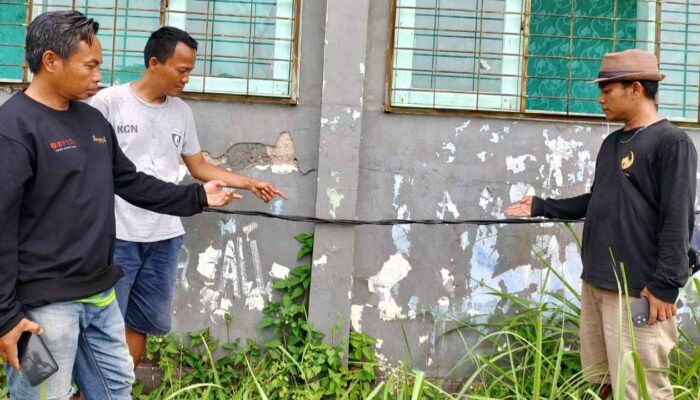Kabel Menjuntai Menempel ke Jendela Sekolah Karangtaruna Desa Bobojong Bahayakan Keselamatan