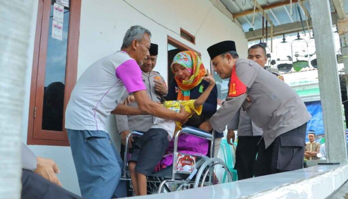 Kapolres Metro Bekasi Berikan Bantuan Kursi Roda Penyandang Disabilitas Desa Karangraharja