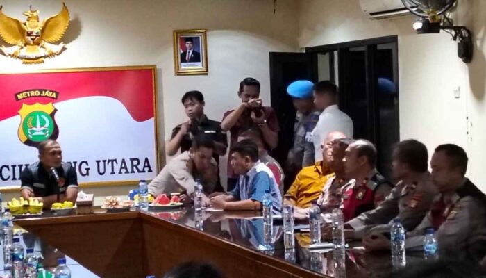 Beri Pengarahan Disiplin dan Pelayanan Prima di Polsek Cikarang Utara