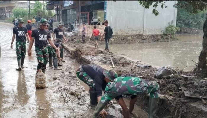 Paska Banjir, Raider 300/BJW dan OKP Bahu Membahu Bersihkan Material