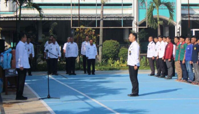 Kalapas Serahkan Hadiah Pada Juara Lomba di Lapas Kelas IIB Cianjur di Penutupan Porsenap HBP Ke 61