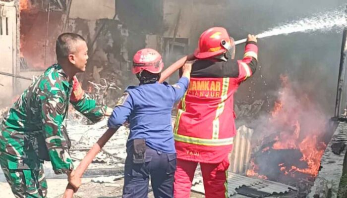 Kebakaran Hebat di Kelurahan Sawah Gede, Hanguskan Satu Rumah dan 16 Unit Motor Milik Warga