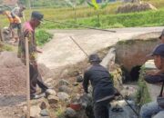 Warga Bersama Pemdes Cikancana Gotong Royong Bangun TPT Secara Swadaya Masyarakat