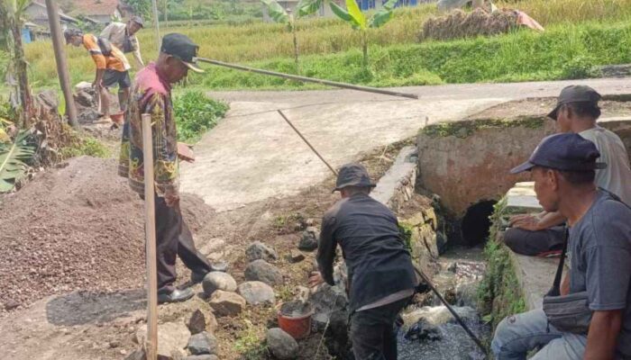 Warga Bersama Pemdes Cikancana Gotong Royong Bangun TPT Secara Swadaya Masyarakat