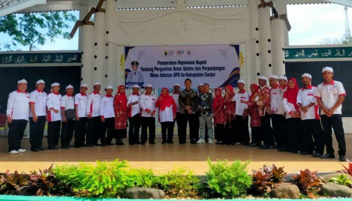 Penyerahan SK Pergantian Antar Waktu BPD di Cianjur