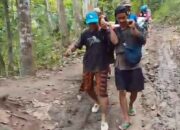Miris, Warga Sakit Ditandu Kain Sarung ke Rumah Sakit Akibat Jalan Rusak di Cianjur