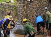 Jelang Musim Kemarau, Babinsa Tenjolayar Bersama Warga Bersihkan Bendungan Kembang