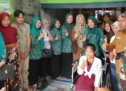 Babinsa Koramil Jatiwangi Dampingi Ibu Bupati Majalengka Serahkan Kursi Roda untuk Warga Burujul Kulon