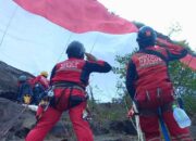 Pengibaran Bendera Merah Putih Berukuran 20 x 30 Meter Di Atas Gunung Cupu Plered Purwakarta