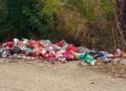 Penumpukan Sampah Di Pinggir Jalan Palang Pintu Kereta Api Kedunggedeh Menjadi Ancaman