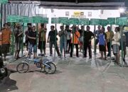 Warga Perumahan Villa Kencana Cikarang RT 001 RW 011 Kompak Memperindah Lingkungan Antara Blok
