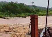 Jembatan Merah Terputus Diakibatkan Intensitas Hujan Deras Mengguyur Kawasan di Cianjur