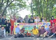 Kades Cipayung Pimpin Langsung Gotong Royong Bersihkan Ilalang di Jalan Raya Buniherang