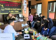 Belasan Wali Murid SDN Nyalindung 1 Datangi Kantor Hukum Fans And Patner Law Firm