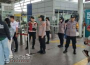 Polsek Cikarang Utara Laksanakan Giat Penyekatan di Stasiun KAI Cikarang Antisipasi Massa Berpotensi Melanggar Hukum 