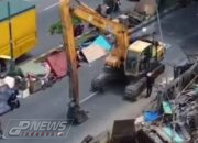 Pemkab Bekasi Laksanakan Penertiban Bangunan Liar Sepanjang Bantaran Sungai Kalimalang
