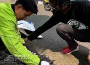 Aksi Nyata Warga, Hasan Fiidel Ojol Ciwidey Tambal Jalan Rusak di Bandung