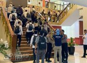 KPK Geledah Kantor Bupati Bekasi, Polisi Kawal Ketat Pengamanan