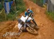 Bertahun-tahun Terisolir, Warga Kampung Cisuren Cidolog Desak Perbaikan Infrastruktur Jalan