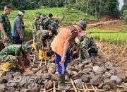 Semangat Gotong Royong, Satgas TMMD ke-127 Kodim 0617/Majalengka Buat Gedeg Perkuat Tanah Bekas Sawah