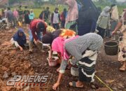 Gawat! Ema-Ema Turun ke Jalan, Ikut Gotong Royong Pengerasan Jalan TMMD