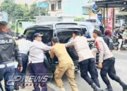 Aksi Cepat Anggota Pos Pam Maja Bantu Mobil Mogok