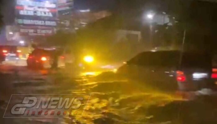 Jalan Cibeber Banjir Setinggi Satu Paha Dikarenakan Buruknya Sistem Saluran Air