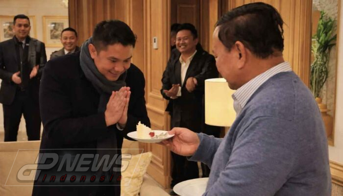 Prabowo Rayakan Ulang Tahun ke-37 Seskab Teddy Indra Wijaya di Sela Kunker Paris